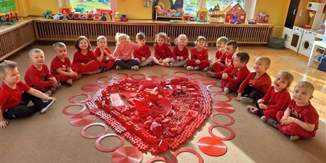 walentynki w grupie biedronki. dzieci wykonały czerwone serce z klocjów