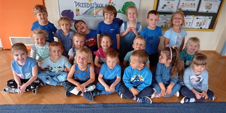 dzieci ubranena niebiesk świętują dzień przedszkolaka
