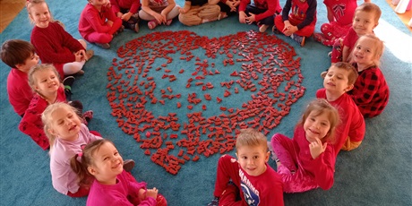 dzieci ułożyły sercrce z czerwonych klocków