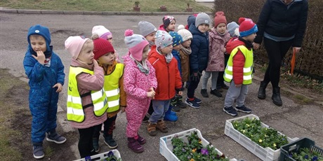 dzieci stoja przed kwiaciarnią