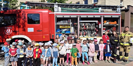 dzieci odwiedziła strażpożarna, stoją przed wozem strażackim