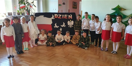 dzieci na tle flagi Polski