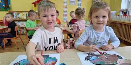 dzieci malują farbami jeża