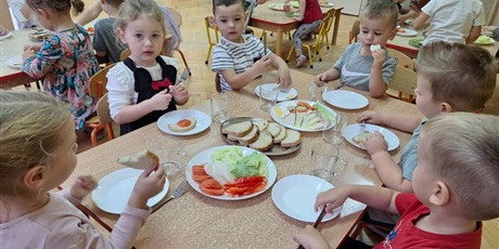 dzieci jedza zdrowe śniadanie