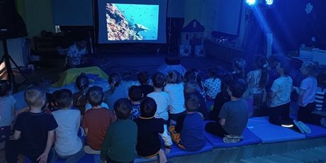 dzieci z zainteresowanie oglądają teatrzyk podwodny świat