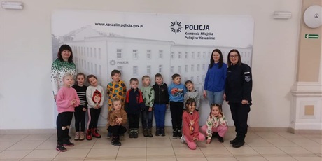 dzieci sa w odwiedzinach w komisariacie policji