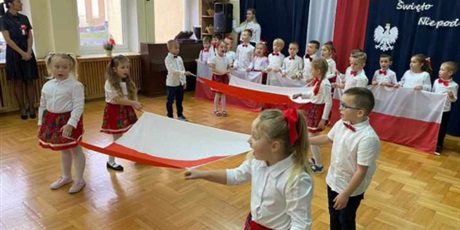 zdjecia grup na tle dekoracji 11 listopada