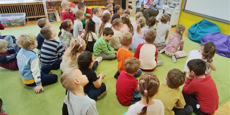 Dzieci oglądają jak prawidłowo szczotkować zęby